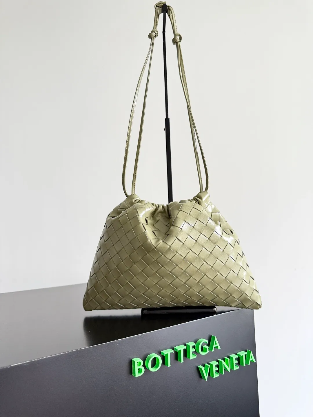 Batch 1560 Armpit bags have become a fashionable item that every girl has in their hands in recent years🛍️. The elegant and simple style has won the love of many people of different ages. However, there is an unavoidable trouble with armpit bags, that is, the capacity is too small, and BOTTEGA VENETA’s new Dustbag Considering people's travel needs, the capacity of garbage bags has been greatly upgraded. Folding umbrellas, water cups, and girls' makeup powder and lipstick can all be accommodated. It is very light and resistant to dirt. Even if you have a lot of things when traveling, it can reduce the burden to a certain extent. The shoulder straps are buckled and can be changed at will. It can be used for hand holding or as the liner of a large bag. After the drawstring is drawn, it looks like a cloud bag. It is very suitable for concave styling when traveling in summer🙋🏻‍♀️ Style number: 796728 Size: 32*23*1cm